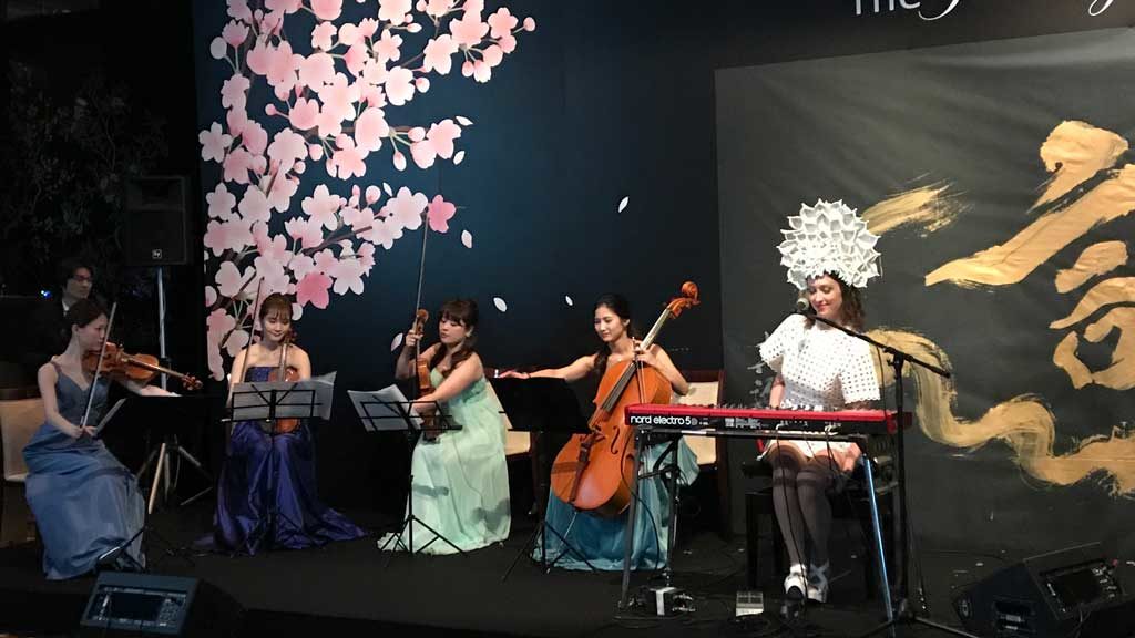 Elizaveta performing songs with a quartet made of 3 violins and 1 bass at 5-star luxuary Shangri La Hotel Tokyo during its 10th Anniversary Gala. Photographed on March 8th, 2019. 東京丸の内の５つ星ラグジュアリーホテル シャングリ・ラ ホテル 東京 の開業10周年祝賀祭で、歌を披露するオペラポップ歌手エリザヴェータ、バイオリニスト、ベーシスト。2019年3月8日撮影。